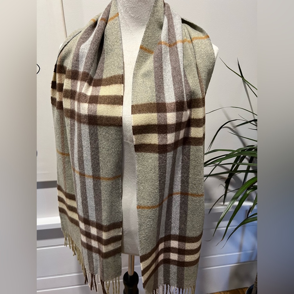 Authentic Burberry Classic big check cashmere unisex scarf - Picture 2 of 7